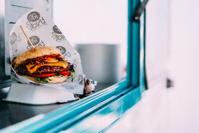 Una hamburguesa se encuentra en un camión de comida.