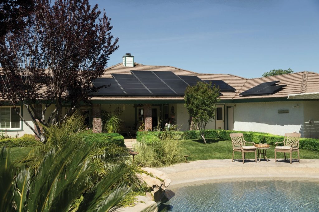 Una casa rentable con paneles solares en el techo, que ahorra hasta $3000.