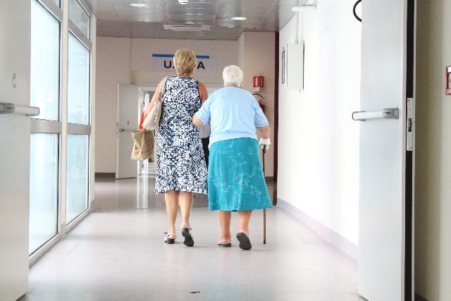 Dos ancianas caminando por un pasillo de un hospital, representando el futuro de las residencias de ancianos.