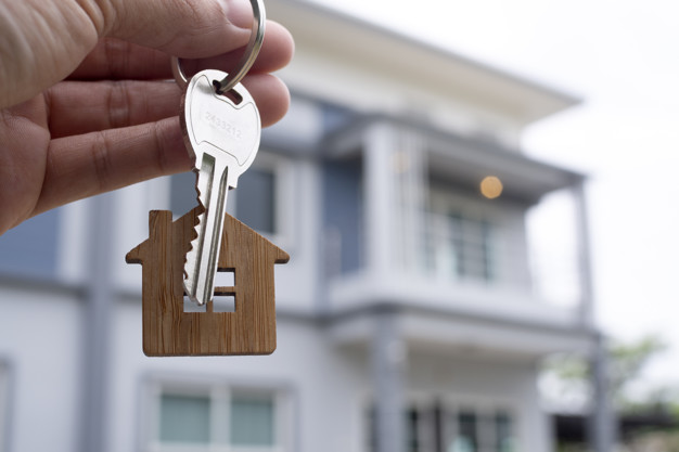 Una persona que posee la llave de una casa y representa la mejor inversión inmobiliaria.