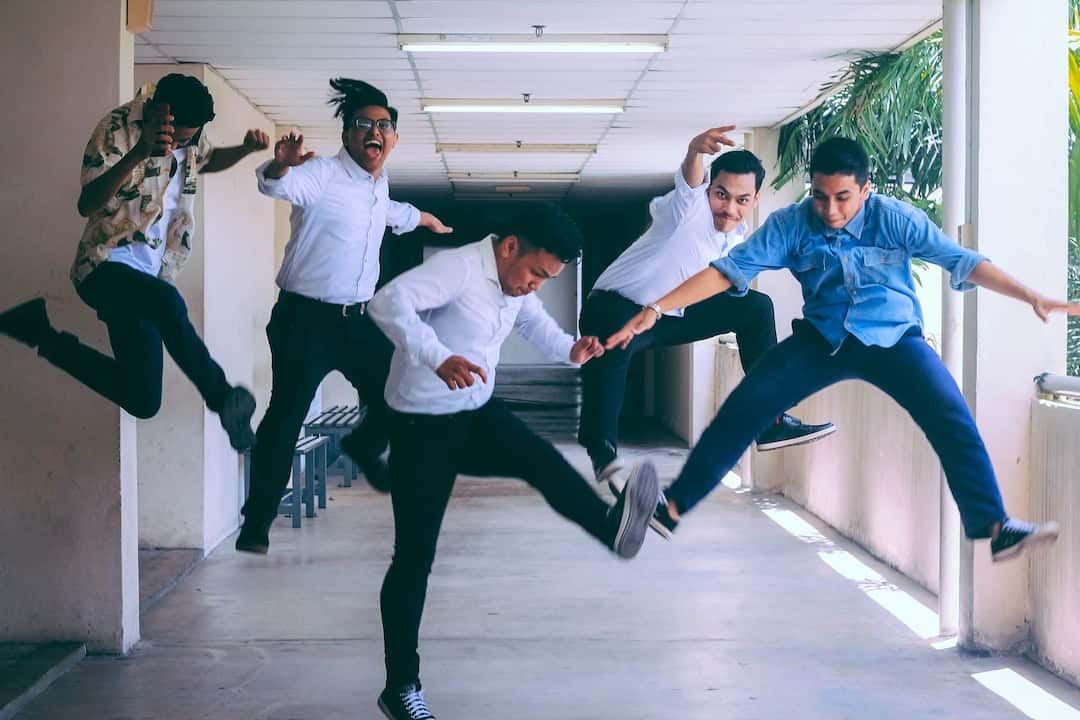 Un grupo de hombres saltando en un pasillo.