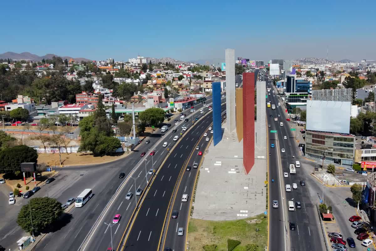 Una vista aérea de una calle de la ciudad de México.