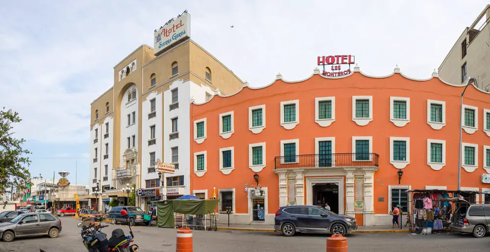 Ideas de Negocios Rentables en Ciudad Victoria: El hotel se encuentra en un edificio.