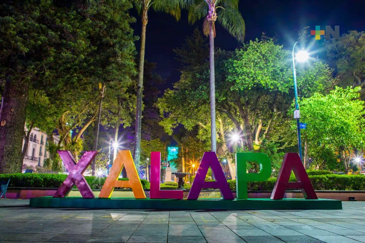 Un cartel colorido con la palabra xalapa en la noche.