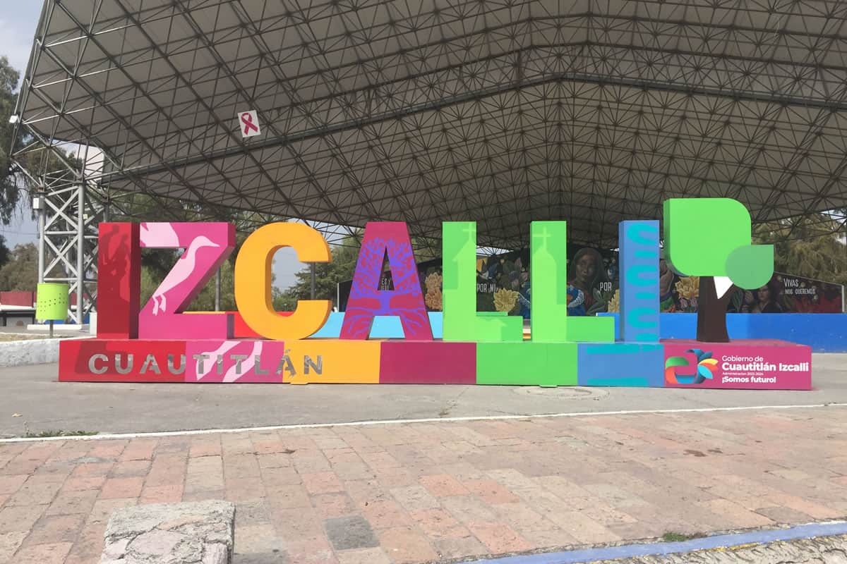 Un cartel colorido con la palabra zcalli delante.