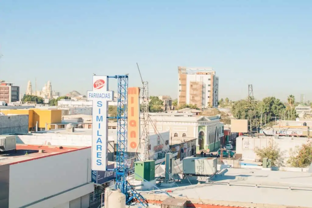 Una vista aérea de una ciudad con edificios y señales de tráfico. Ideas de Negocios Rentables en Hermosillo