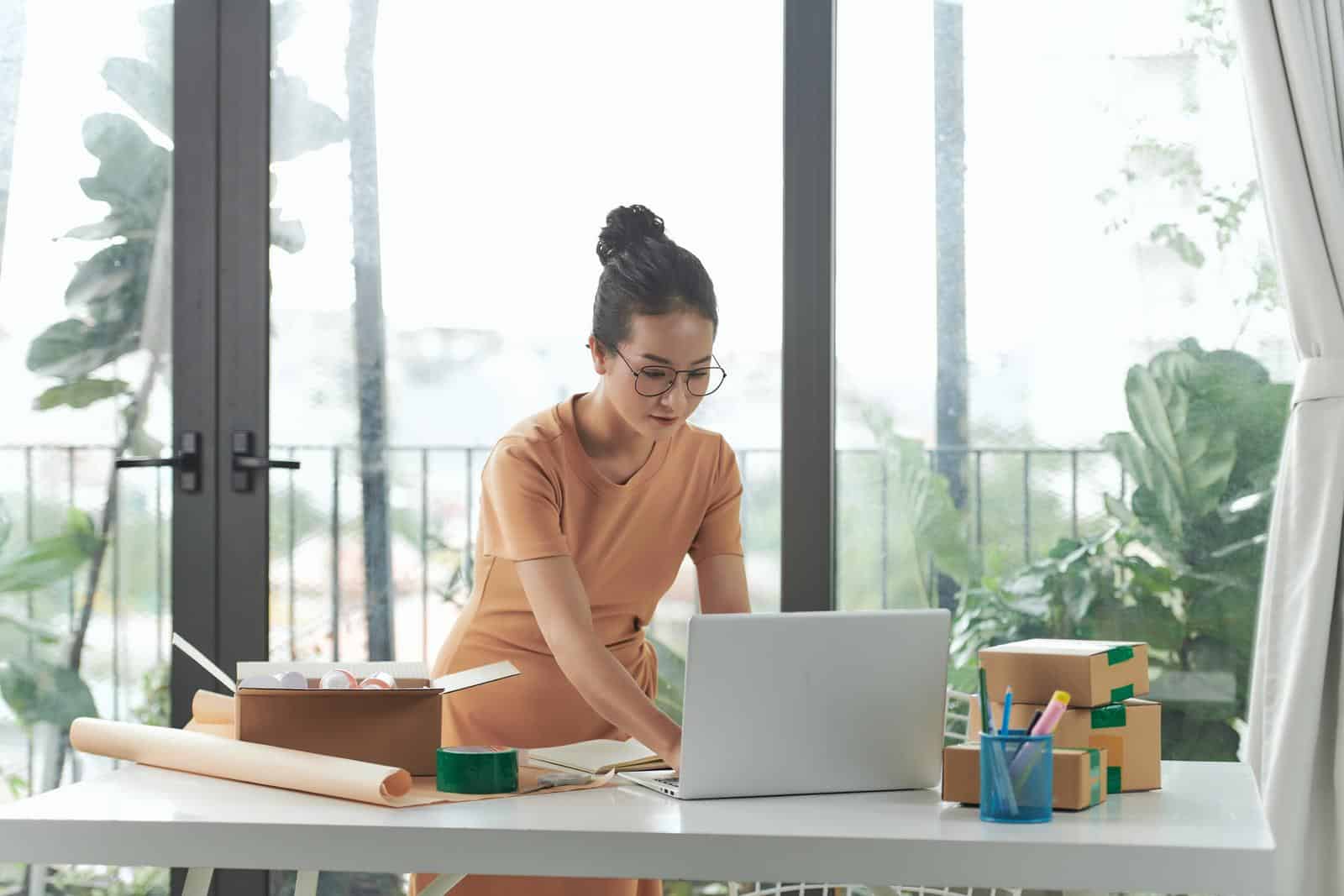 Mujer trabajando en una computadora portátil 10 ideas de negocios para comenzar hoy mismo.