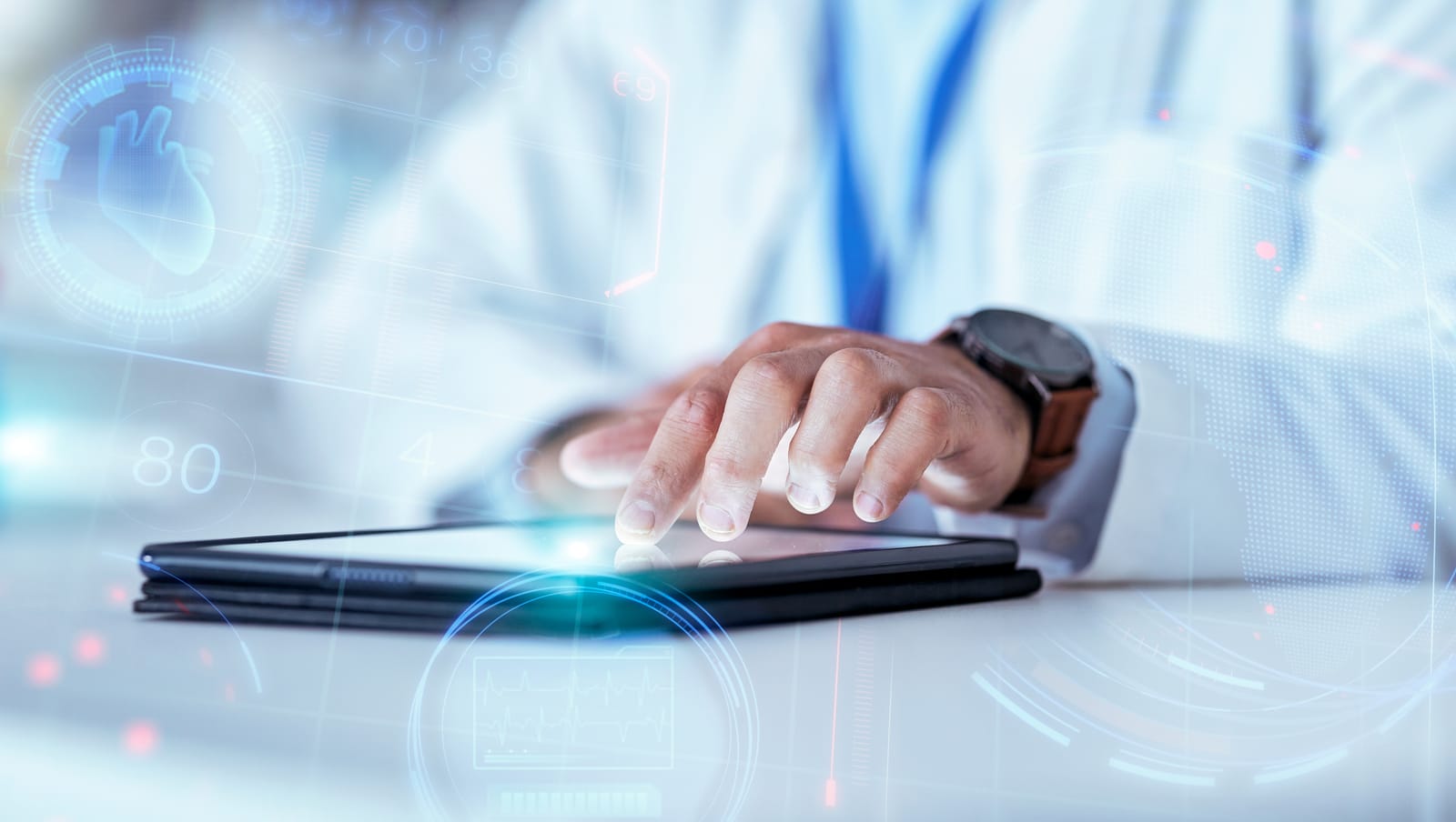 Un profesional de la salud que trabaja en una tableta digital con gráficos médicos futuristas y una función de borrador automático superpuesta.